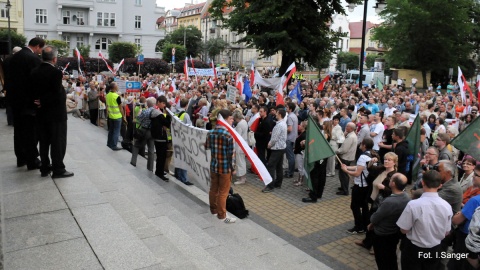 Protest towarzyszył projekcji wideo spektaklu "Golgota Picnic" w Teatrze Polskim w Bydgoszczy