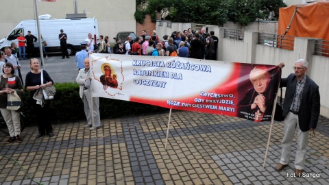 Protest towarzyszył projekcji wideo spektaklu "Golgota Picnic" w Teatrze Polskim w Bydgoszczy