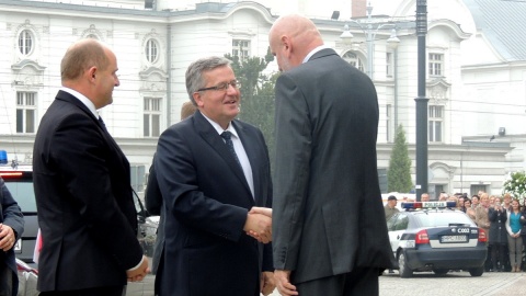 Bronisława Komorowskiego przywitali w Toruniu, marszałek województwa Piotr Całbecki i prezydent miasta Michał Zaleski. Fot. Michał Zaręba