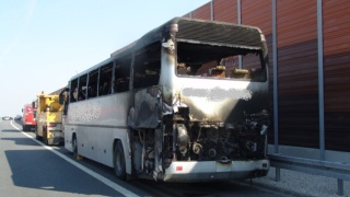 Pożar autokaru z dziećmi na autostradzie A1 koło Włocławka; nikomu nic się nie stało [wideo]