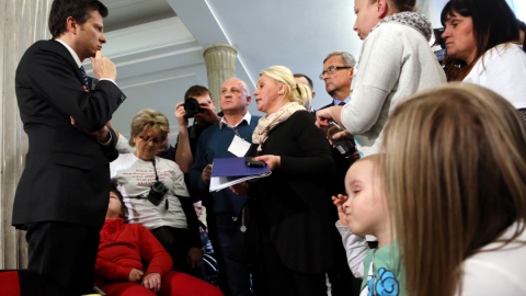 W Sejmie protest rodziców z niepełnosprawnymi dziećmi
