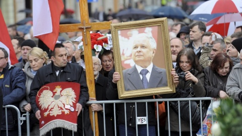 W 4. rocznicę katastrofy politycy PiS złożyli kwiaty przed Pałacem Prezydenckim