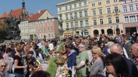 Biskup bydgoski poświęcił pokarmy na Starym Rynku