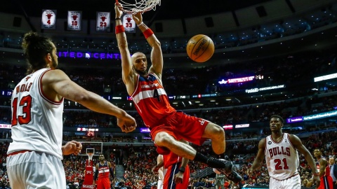 Liga NBA  Gortat poprowadził Wizards do wygranej z Bulls w play off