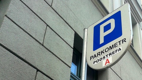 Toruński policjant parkował na fikcyjnych tablicach rejestracyjnych. Zabrakło drobnych