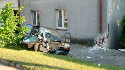 Pijany kierowca - rozbity samochód - uszkodzony dom
