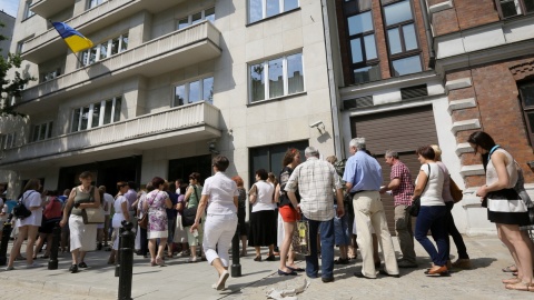 Długa kolejka chętnych do głosowania przed Ambasadą Ukrainy w Warszawie