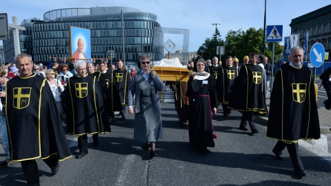 Procesja z relikwiami św. Jana Pawła II w Świątyni Opatrzności