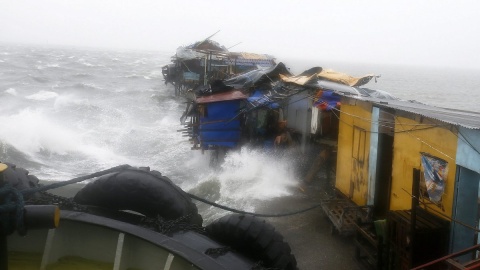 Tajfun Rammasun przeszedł nad Filipinami [wideo]