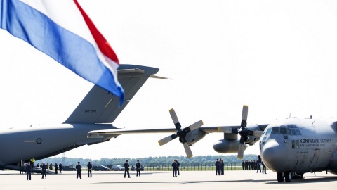 Pierwsze ciała ofiar katastrofy samolotu dotarły do Holandii [wideo]