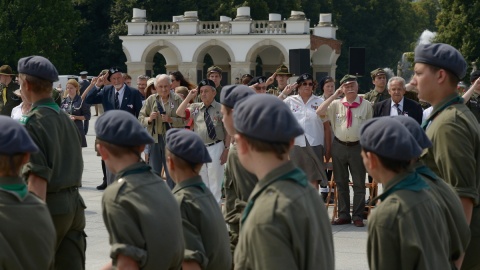 Defilada harcerzy na zakończenie zlotu w 70. rocznicę powstania