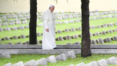 Papież na cmentarzu wojennym: wojna jest szaleństwem