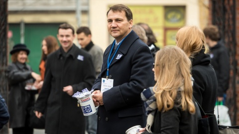 Marszałek Sikorski wśród kwestujących na Cmentarzu Starofarnym w Bydgoszczy