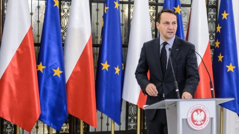 Zdaniem Sikorskiego, donos na Polskę do instytucji zagranicznych - skandaliczny