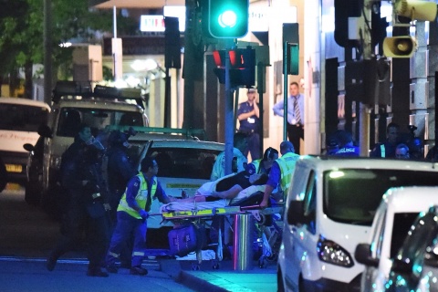 Zakończył się szturm policji na kawiarnię w Sydney [wideo]