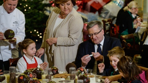 Para Prezydencka wspólnie z dziećmi dekorowała słodkie ozdoby choinkowe