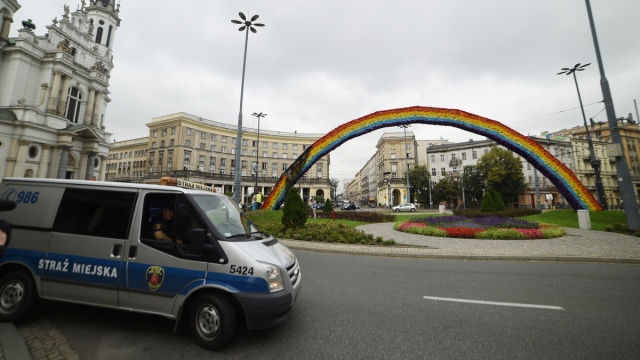 Policja wyjaśnia okoliczności podpalenia w czwartek Tęczy [wideo]