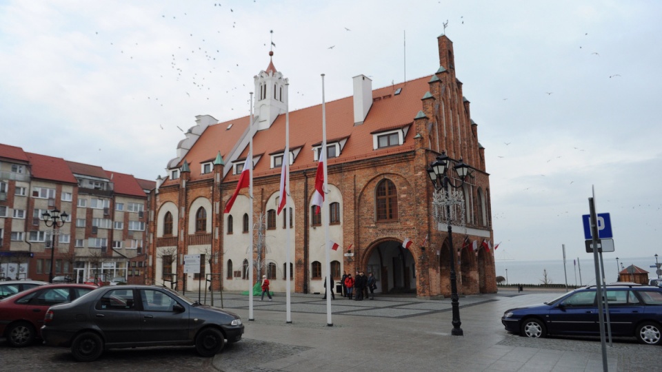 Na budynkach instytucji publicznych w Kamieniu Pomorskim opuszczono do połowy flagi z kirem. Fot. PAP/Marcin Bielecki