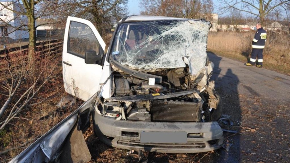 Podczas wyprzedzania innego pojazdu mercedes vito wypadł z drogi i uderzył w drzewo. Foto: policja .