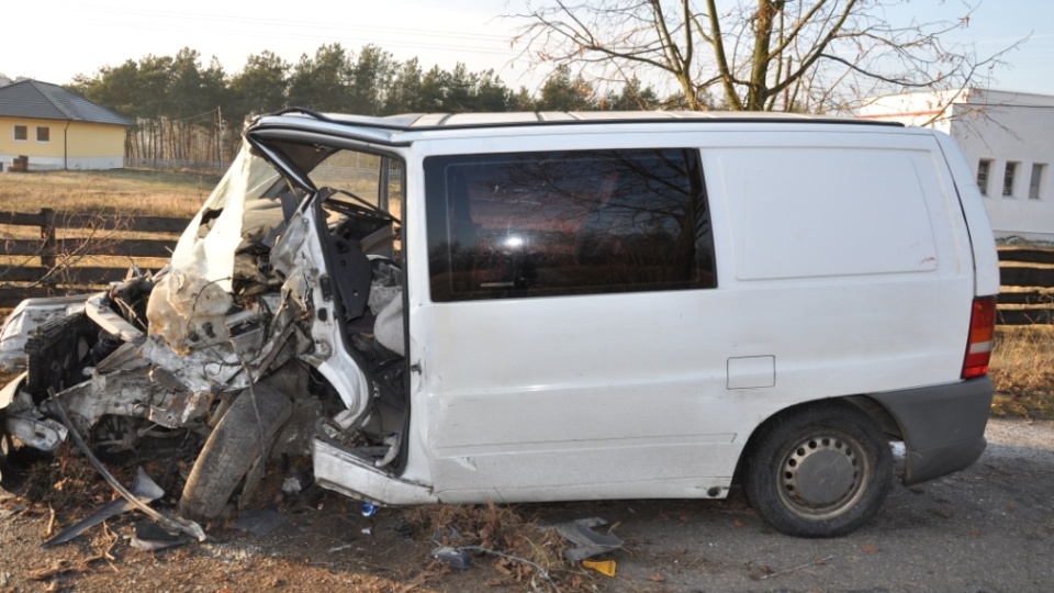 Podczas wyprzedzania innego pojazdu mercedes vito wypadł z drogi i uderzył w drzewo. Foto: policja