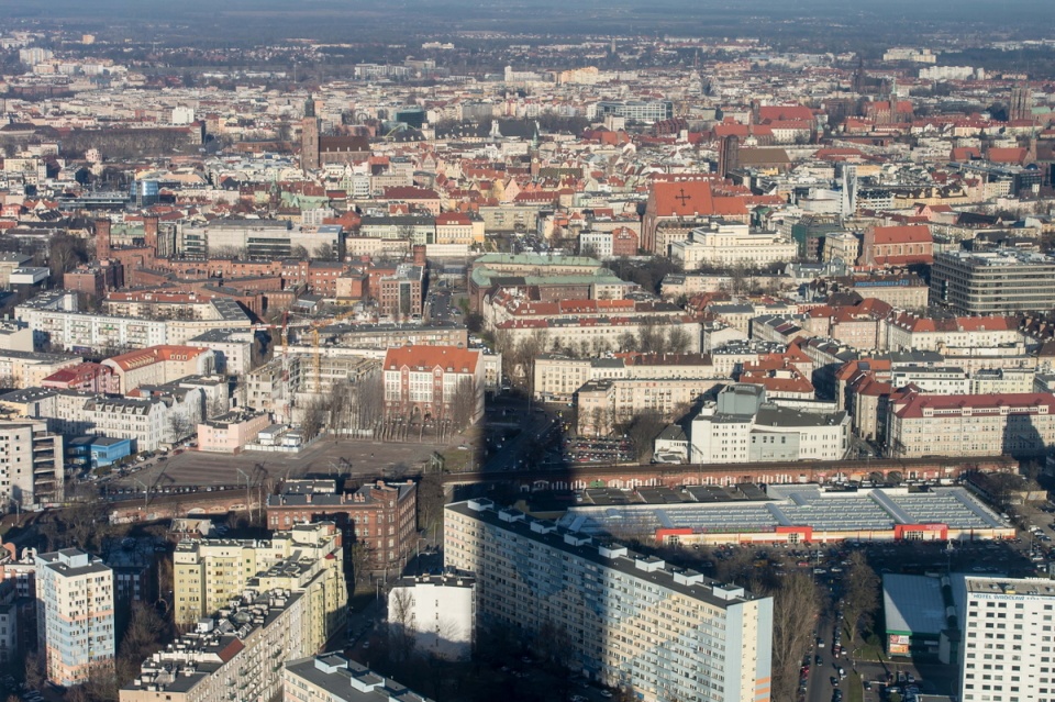 Widok na centrum Wrocławia z otwartego najwyższego punktu widokowego w Polsce. Fot. PAP/Maciej Kulczyński