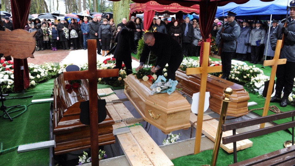 Pogrzeb policjanta, jego żony i syna na kamieńskim cmentarzu komunalnym. Fot. PAP/Marcin Bielecki