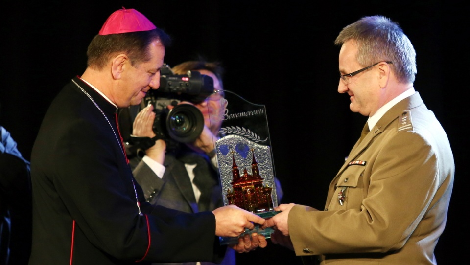 Komendant szpitala płk Krzysztof Kasprzak odbiera nagrodę z rąk ordynariusza polowego WP bpa. Józefa Guzdka. Fot. PAP/Tomasz Gzell