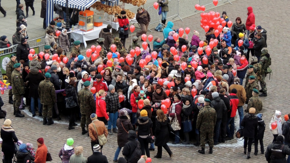 "Wielka Ściskawa" na Rynku Staromiejskim, pomieściła wewnątrz namalowanego serca aż 765 osób. Fot. Michał Zaręba