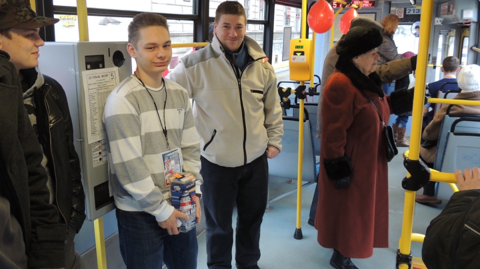 Wolontariusze w poruszali po Toruniu specjalnym tramwajem . Fot. Michał Zaręba