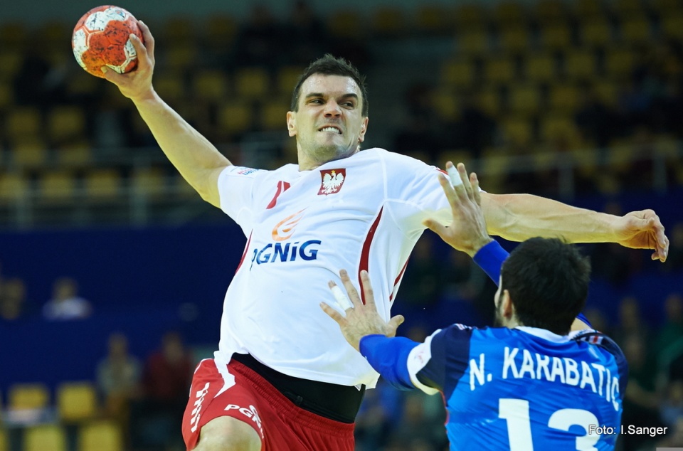 Michał Jurecki blokowany w ataku przez Francuza Nikolę Karabatica. Fot. PAP/Adam Warżawa
