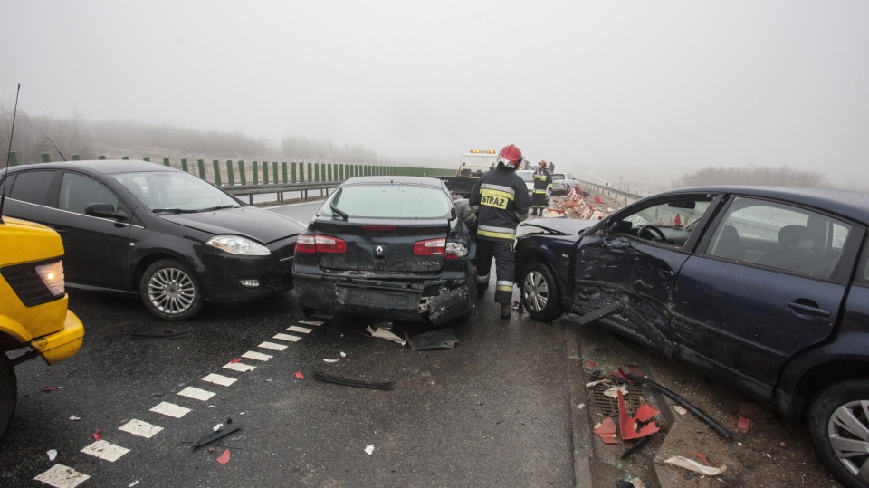 Uszkodzonych jest 13 pojazdów. Fot. PAP/Michał Walczak