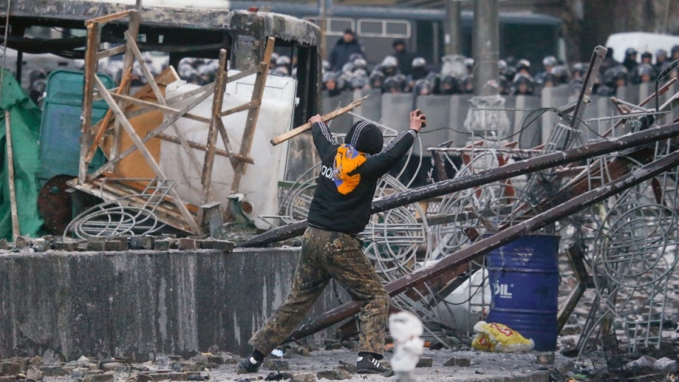 Unijni szefowie dyplomacji wezwali strony do dialogu, a prezydent Wiktor Janukowycz zaapelował do rodaków, by nie ulegali prowokacjom ludzi, których celem jest chaos w kraju. PAP/EPA/Sergey Dolzhenko