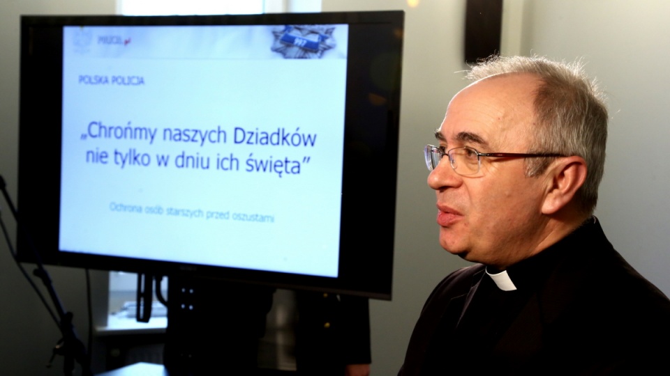 Policja i Kościół rzymskokatolicki w Polsce zaapelowały we wtorek do osób starszych, aby uważały na oszustów. Fot. PAP/Tomasz Gzell