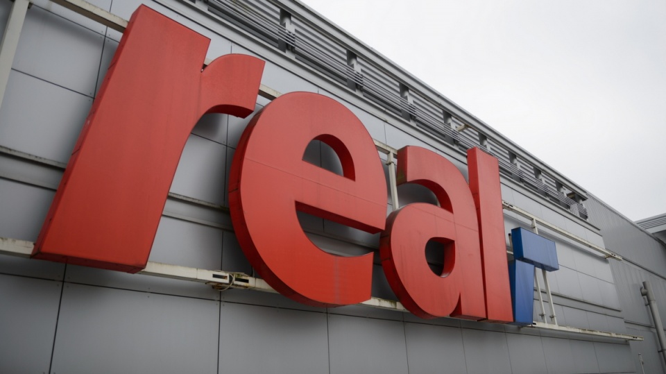 Sieć Auchan może przejąć hipermarkety Real, ale musi sprzedać osiem sklepów przejmowanej sieci. Fot. PAP/Jakub Kaczmarczyk