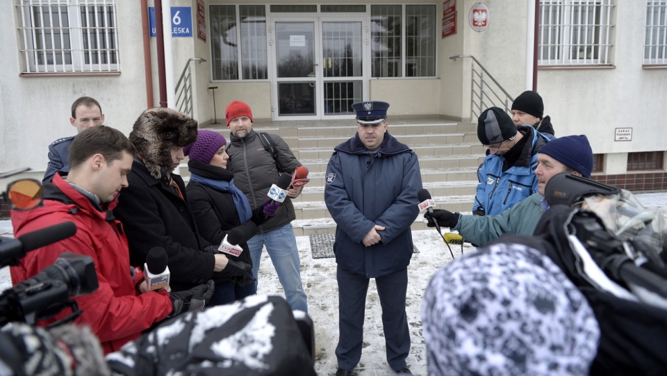 Rzecznik prasowy Zakładu Karnego w Rzeszowie-Załężu major Norbert Gaweł, podczas oświadczenia dla mediów związanego ze sprawą Mariusza Trynkiewicza. Fot. PAP/Darek Delmanowicz