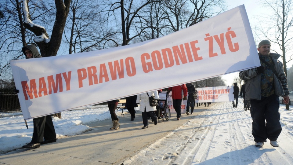 Kilkudziesięciu rodziców wraz ze swymi niepełnosprawnymi dziećmi demonstrowało przed kancelarią premiera. Fot. PAP/Bartłomiej Zborowski