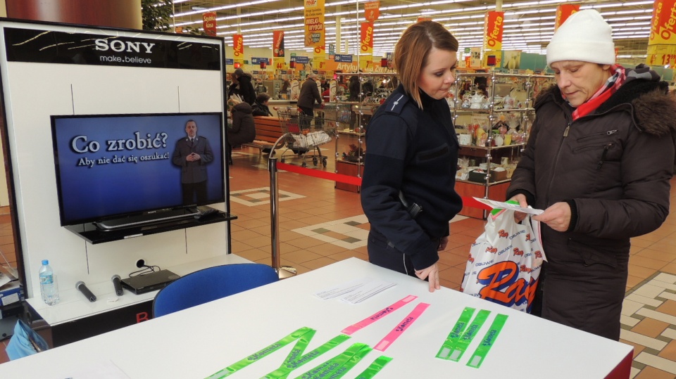 Jak nie dać się oszukać? Tego dowiadywali się dziadkowie i babcie w toruńskim centrum handlowym Kometa. Foto. Adiana Andrzejewska