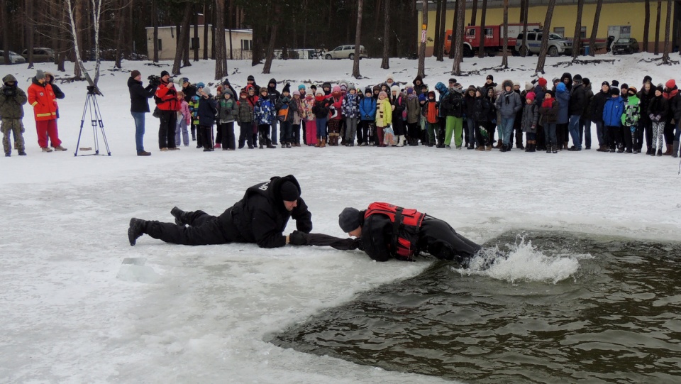 Co roku policja, straż pożarna i ratownicy wodni uczą młodzież zachowania w razie załamania pokrywy lodowej. Fot. Marek Ledwosiński