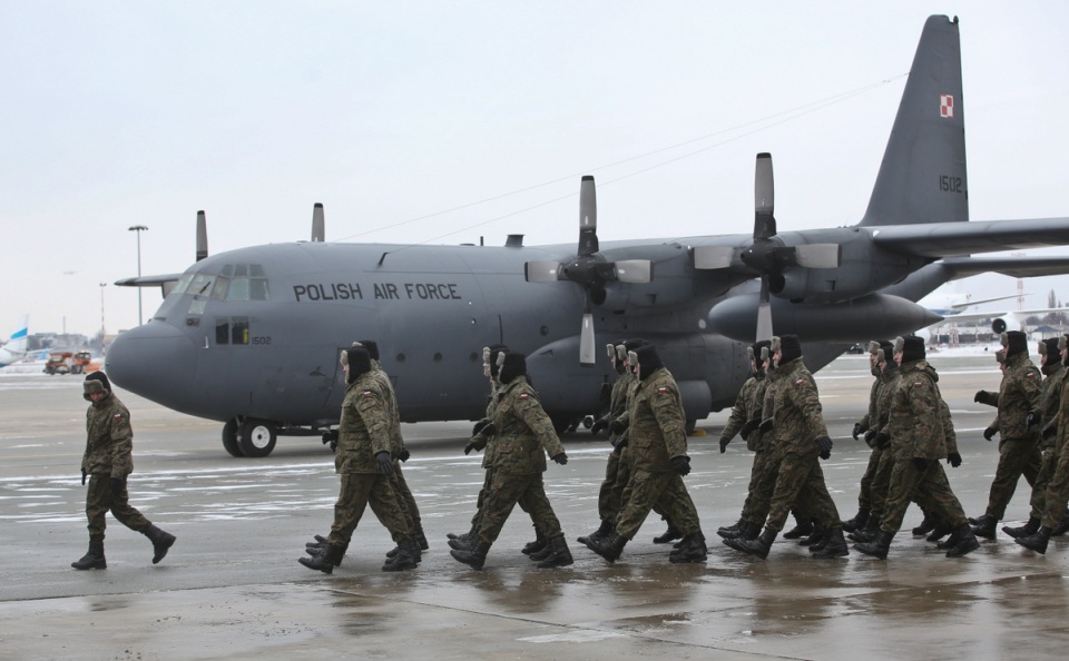 Kontyngent tworzą dwie czteroosobowe załogi samolotu C-130 Hercules i obsługa naziemna. Fot. PAP/Rafał Guz