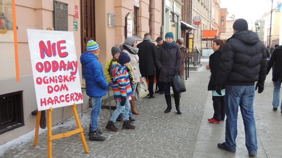 Kilkuset torunian podpisało się pod protestem przeciwko likwidacji Domu Harcerza. Fot. Monika Kaczyńska