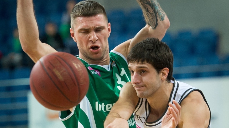 Koszykarz Anwilu Włocławek Dusan Katnic (P) blokowany przez Marcina Srokę (L) ze Stelmetu Zielona Góra. PAP/Tytus Żmijewski