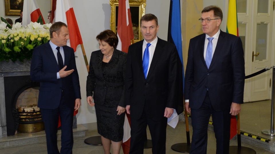 Premier Donald Tusk (L), premier Łotwy Laimdota Straujuma (2L), premier Estonii Andrus Ansip (2P) oraz premier Litwy Algirdas Butkevicius (P) pozują do wspólnego zdjęcia podczas nieformalnego spotkania premierów krajów bałtyckich. Fot. PAP