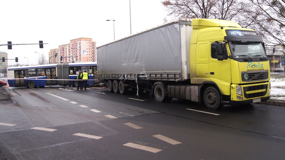 Zawinił prawdopodobnie kierowca ciężarówki, który zignorował czerwone światło i zajechał drogę autobusowi. Fot. Henryk Żyłkowski