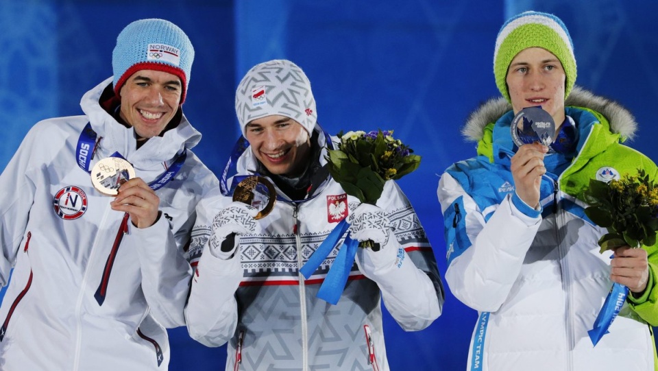 Obok Polaka na podium stanęli Słoweniec Peter Prevc i Norweg Anders Bardal. Fot. PAP/EPA