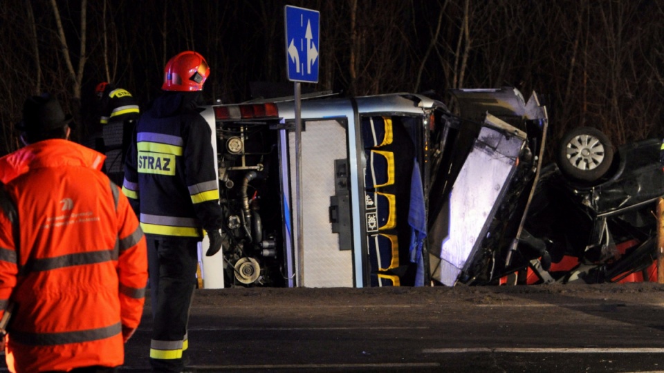 Do wypadku doszło w Woli Duckiej, zderzyły się ze sobą autobus i samochód marki Opel. Fot. PAP/Grzegorz Jakubowski
