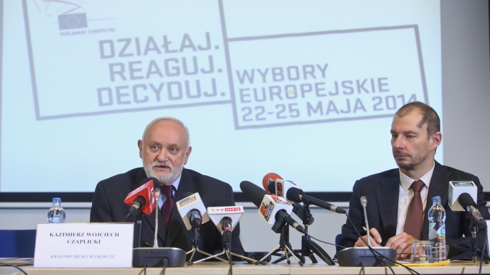 Szef KBW Kazimierz Czaplicki i Piotr Wolski z BIPE w czasie konferencji poświęconej kalendarzowi i zasadom wyborów do PE. Fot. PAP/Rafał Guz  
