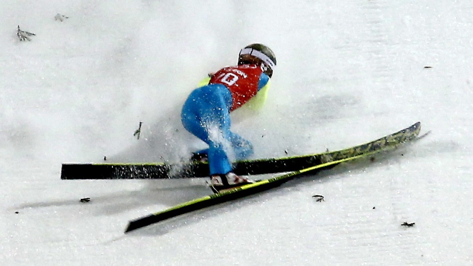 Kamil Stoch podczas upadku na treningu skoków narciarskich przed sobotnim konkursem na dużej skoczni. Fot. PAP/Grzegorz Momot