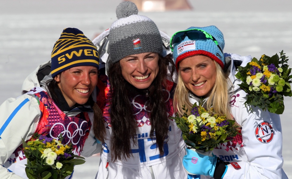 Na podium podczas dekoracji kwiatowej najlepsze w biegu na 10 km techniką klasyczą w Soczi: Charlotte Kalla - srebro, Justyna Kowalczyk - medal złoty oraz Therese Johaug - brąz. Fot. PAP/Grzegorz Momot