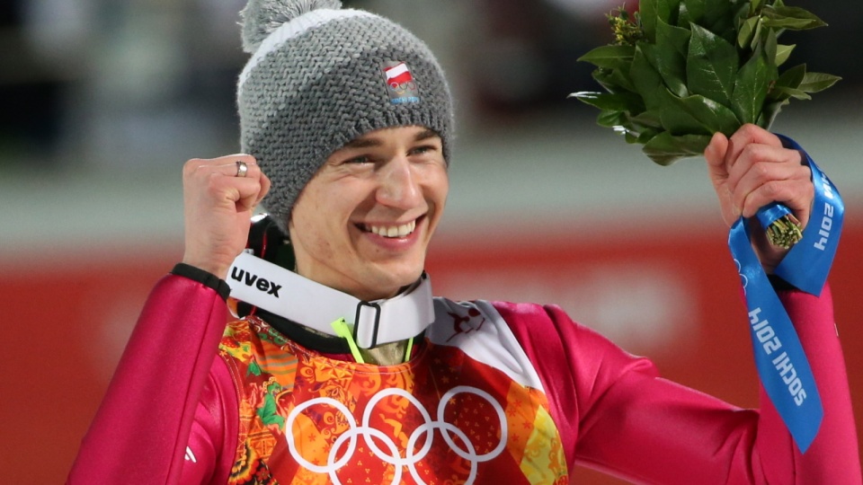 Kamil Stoch podczas ceremonii dekoracji kwiatami. Polak zdobył swój drugi złoty medal. Fot. PAP/Grzegorz Momot