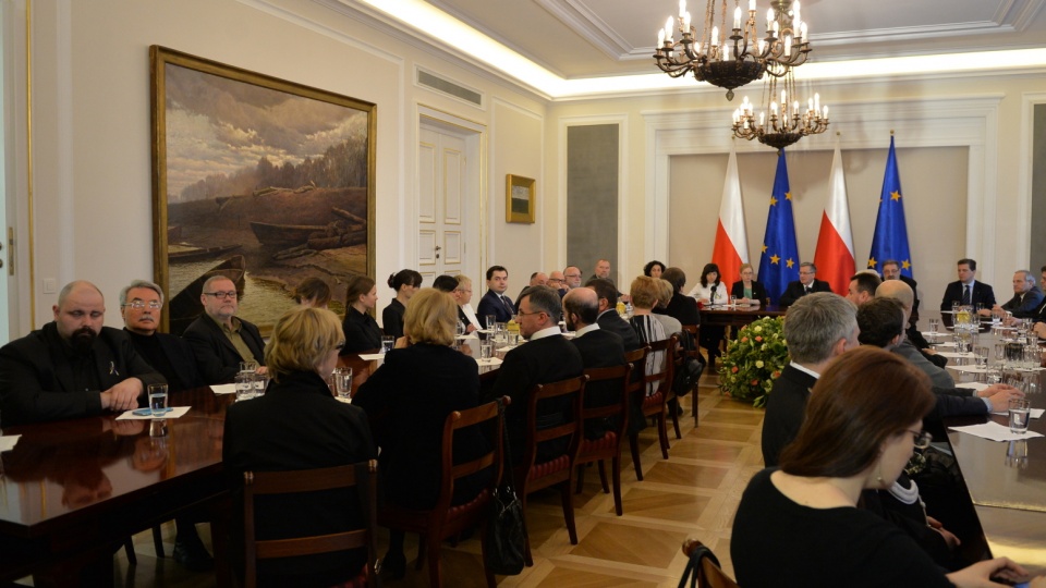 Prezydent RP Bronisław Komorowski podczas spotkania z organizacjami niosącymi pomoc dla Ukraińców. Fot. PAP/Radek Pietruszka